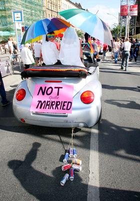 Megdobálták és szidalmazták a melegeket-stock-foto