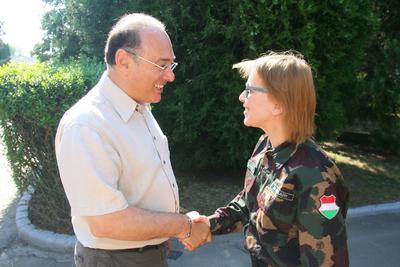 Egy színdarab kedvéért három napra katonának álltak a Vígszínház művészei-stock-foto