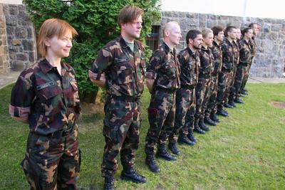 Egy színdarab kedvéért három napra katonának álltak a Vígszínház művészei-stock-foto