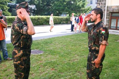 Egy színdarab kedvéért három napra katonának álltak a Vígszínház művészei-stock-foto