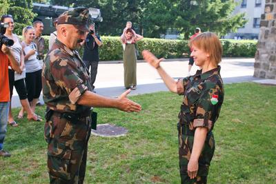 Egy színdarab kedvéért három napra katonának álltak a Vígszínház művészei-stock-foto