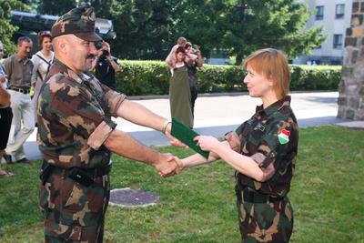 Egy színdarab kedvéért három napra katonának álltak a Vígszínház művészei-stock-foto