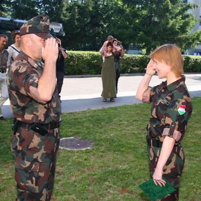 Egy színdarab kedvéért három napra katonának álltak a Vígszínház művészei-stock-foto