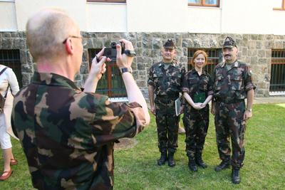 Egy színdarab kedvéért három napra katonának álltak a Vígszínház művészei-stock-foto