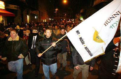 Molotovval ünnepelt a Magyar Önvédelmi Mozgalom-stock-foto