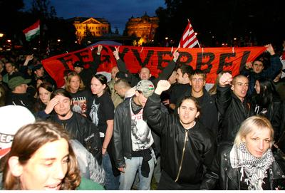 Molotovval ünnepelt a Magyar Önvédelmi Mozgalom-stock-foto