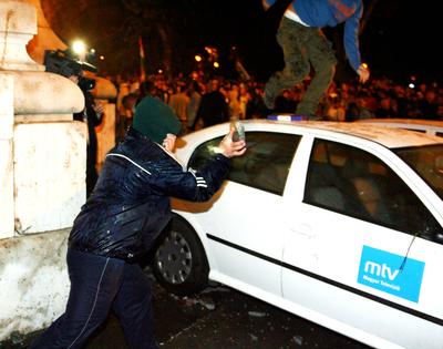 Ostrom az MTV székház ellen-stock-foto