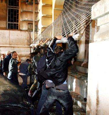 Ostrom az MTV székház ellen-stock-foto