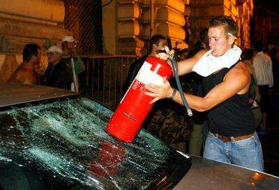 Ostrom az MTV székház ellen-stock-foto