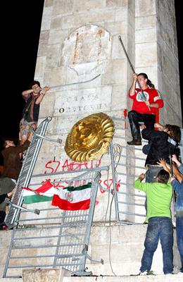 Ostrom az MTV székház ellen-stock-foto