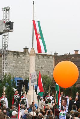 Felavatták a nagytétényi Országzászlót-stock-foto