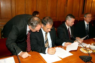 Önkormányzati egyezető fórum a Parlamentben-stock-foto