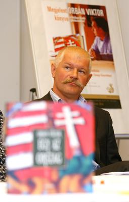 Orbán szülinapjára könyvet írt-stock-foto