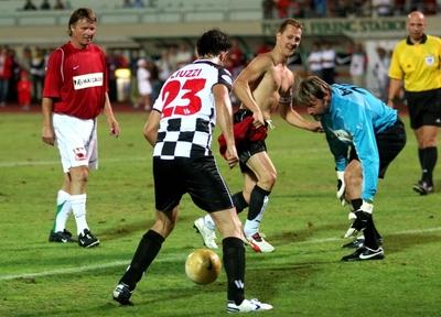 A pilóták nyerték a jótékonysági labdarúgó-mérkőzést-stock-foto