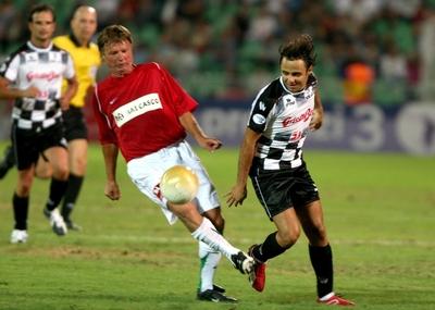 A pilóták nyerték a jótékonysági labdarúgó-mérkőzést-stock-foto