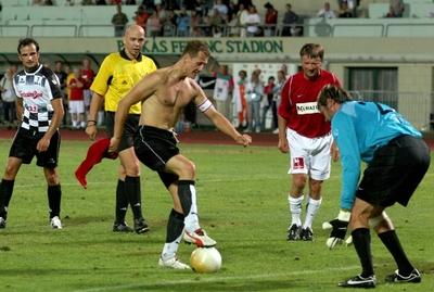 A pilóták nyerték a jótékonysági labdarúgó-mérkőzést-stock-foto