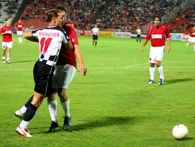 A pilóták nyerték a jótékonysági labdarúgó-mérkőzést-stock-foto