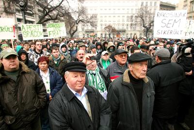Fradi-drukkerek tüntettek a PM előtt-stock-foto