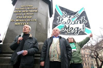 Fradi-drukkerek tüntettek a PM előtt-stock-foto