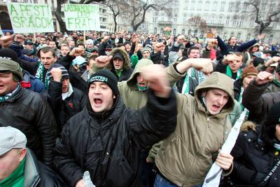 Fradi-drukkerek tüntettek a PM előtt-stock-foto