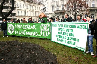 Fradi-drukkerek tüntettek a PM előtt-stock-foto