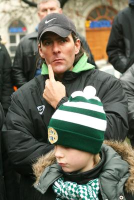 Fradi-drukkerek tüntettek a PM előtt-stock-foto