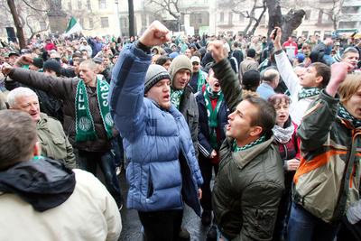 Fradi-drukkerek tüntettek a PM előtt-stock-foto