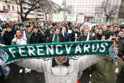 Fradi-drukkerek tüntettek a PM előtt-stock-foto