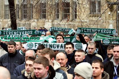 Fradi-drukkerek tüntettek a PM előtt-stock-foto