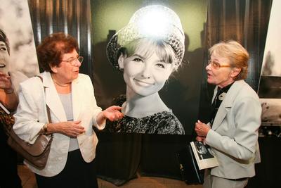Keleti Éva fotókállítása Törőcsik Mariról-stock-foto
