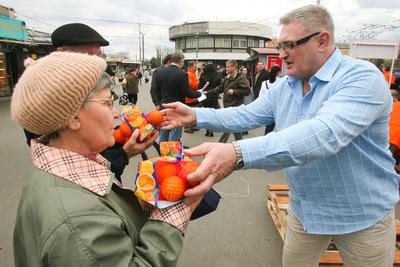 Sztárok kampányolnak az Örs vezér téren-stock-foto