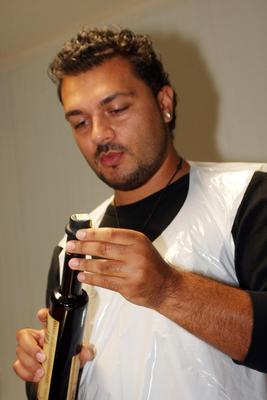 Sztárok töltik a kolbászt-stock-foto