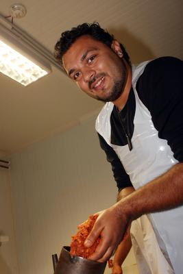 Sztárok töltik a kolbászt-stock-foto