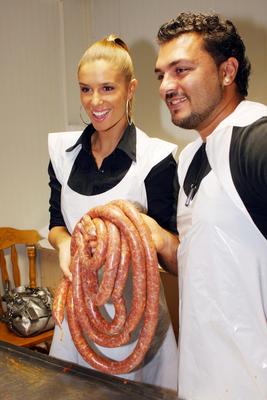 Sztárok töltik a kolbászt-stock-foto