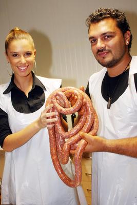 Sztárok töltik a kolbászt-stock-foto