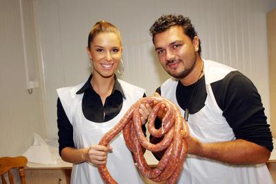 Sztárok töltik a kolbászt-stock-foto