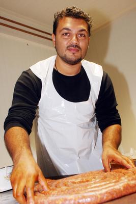 Sztárok töltik a kolbászt-stock-foto