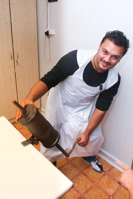 Sztárok töltik a kolbászt-stock-foto