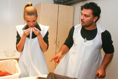 Sztárok töltik a kolbászt-stock-foto