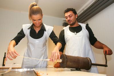 Sztárok töltik a kolbászt-stock-foto