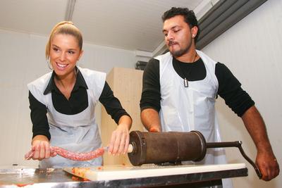 Sztárok töltik a kolbászt-stock-foto