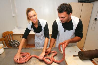 Sztárok töltik a kolbászt-stock-foto
