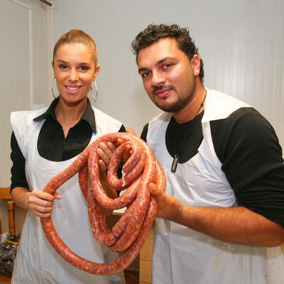 Sztárok töltik a kolbászt-stock-foto