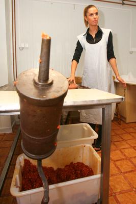 Sztárok töltik a kolbászt-stock-foto