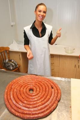 Sztárok töltik a kolbászt-stock-foto