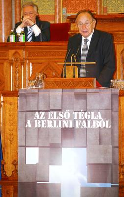Az első tégla a berlini falból-stock-foto