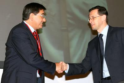 Túl a konvergencián - pénzügyi csúcs Budapesten-stock-foto