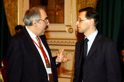 Túl a konvergencián - pénzügyi csúcs Budapesten-stock-foto