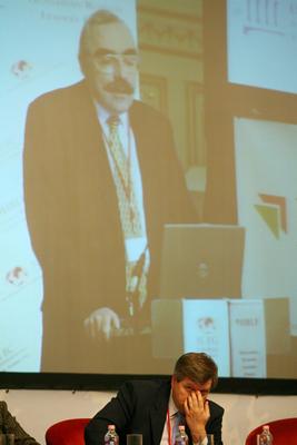 Túl a konvergencián - pénzügyi csúcs Budapesten-stock-foto