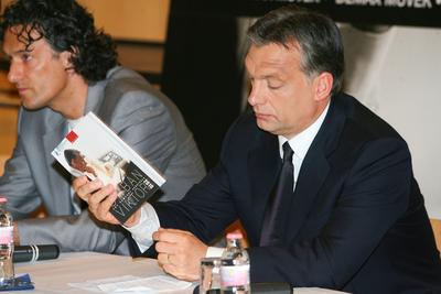 Könyvbemutató-stock-foto